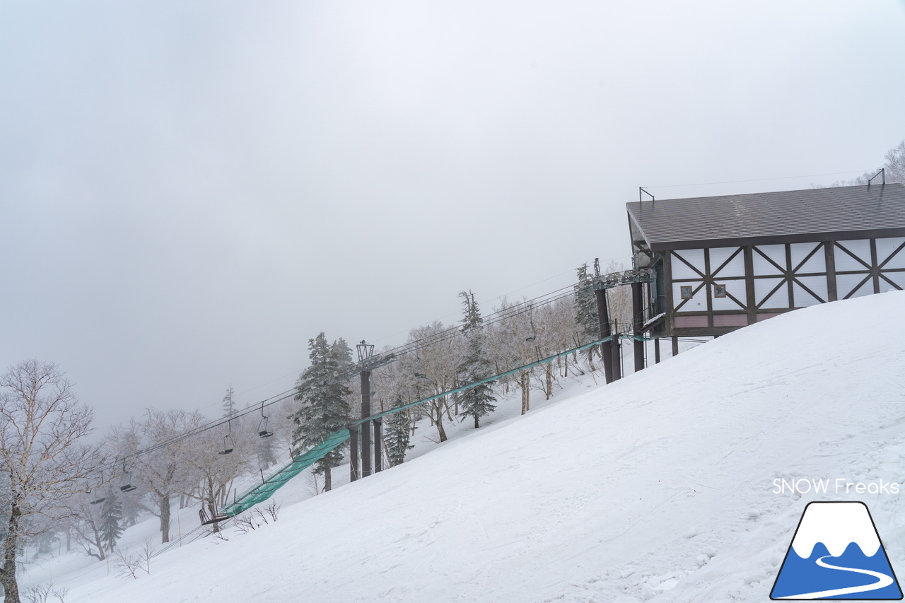 大雪山層雲峡・黒岳ロープウェイスキー場｜真っ白な『霧』に包まれた雲上のゲレンデ。春スキー＆スノーボードを楽しむなら、今がおススメです(^^)v